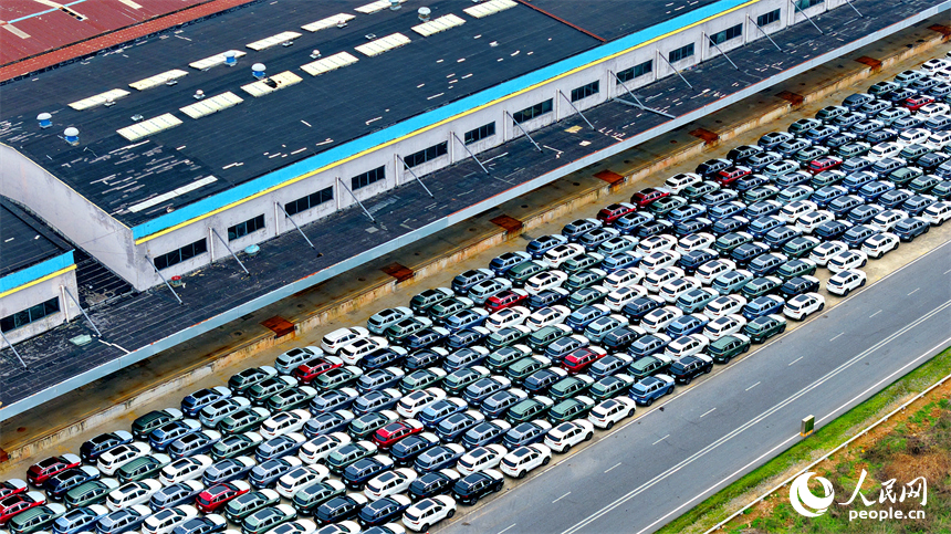 在南昌國際陸港，出口外銷汽車整齊排列，集裝箱貨櫃有序裝車。人民網記者 朱海鵬攝
