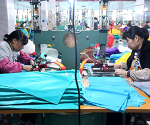 家门口就业 雨衣厂赶制订单忙