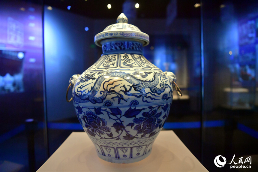 元青花博物館內展出的“鎮館之寶”——青花雲龍紋獸耳蓋罐。人民網記者 時雨攝