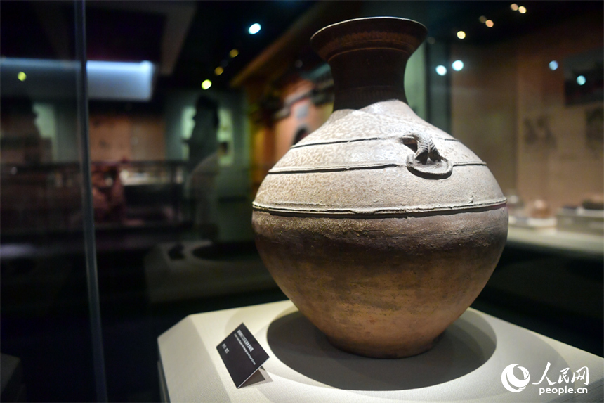 元青花博物館內展出的青釉喇叭口雙耳鋪首含啣瓶。人民網記者 時雨攝