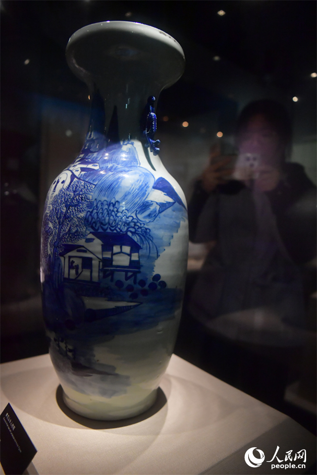元青花博物館內展出的青花山水人物瓶。人民網記者 時雨攝
