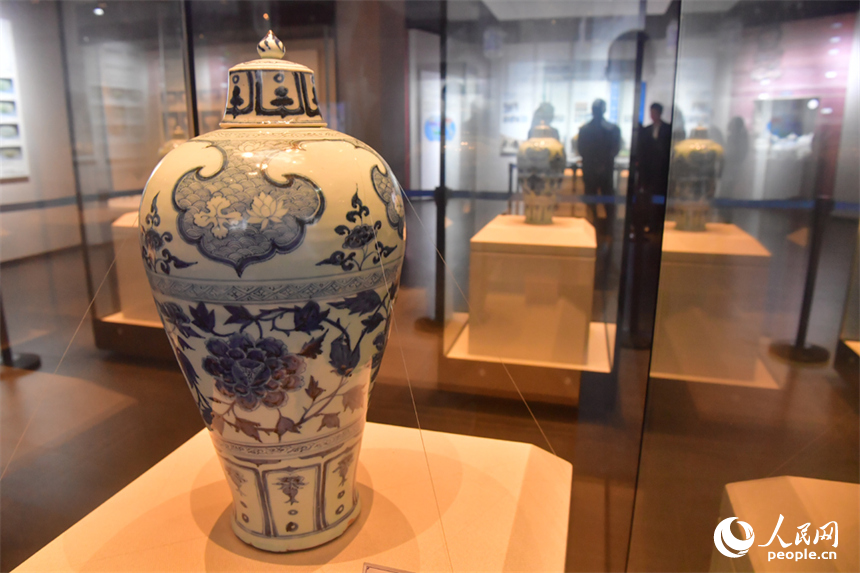 元青花博物館內展出的青花纏枝牡丹如意雲肩紋梅瓶。人民網記者 時雨攝