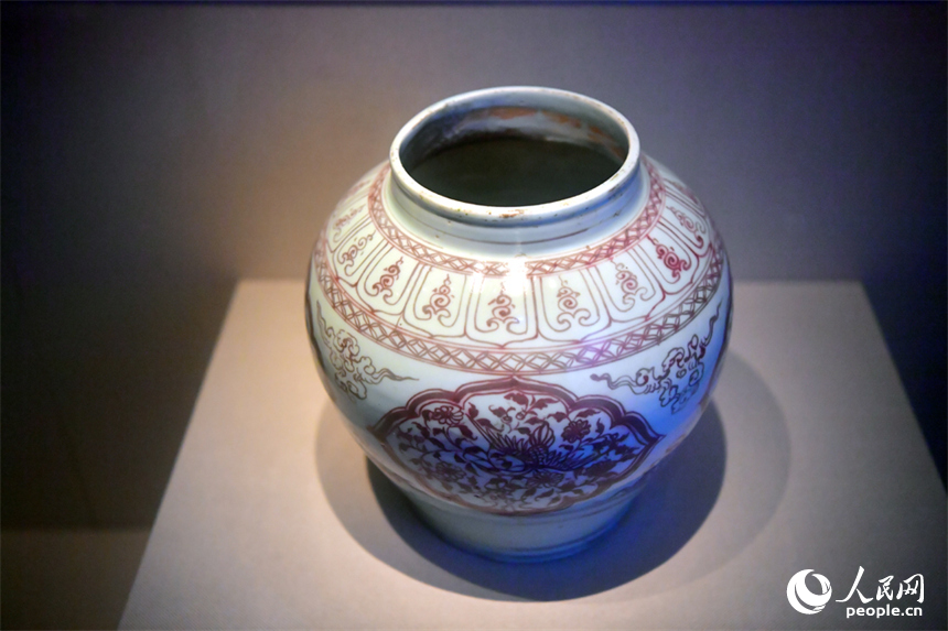 元青花博物館內展出的釉裡紅開光花鳥紋罐。人民網記者 時雨攝