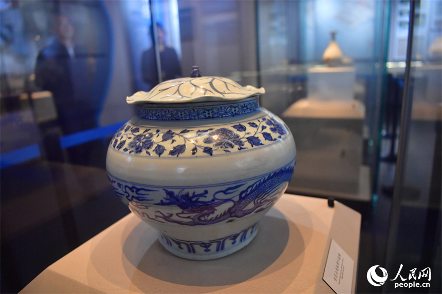 元青花博物館內展出的青花雲龍紋荷葉蓋罐。人民網記者 時雨攝