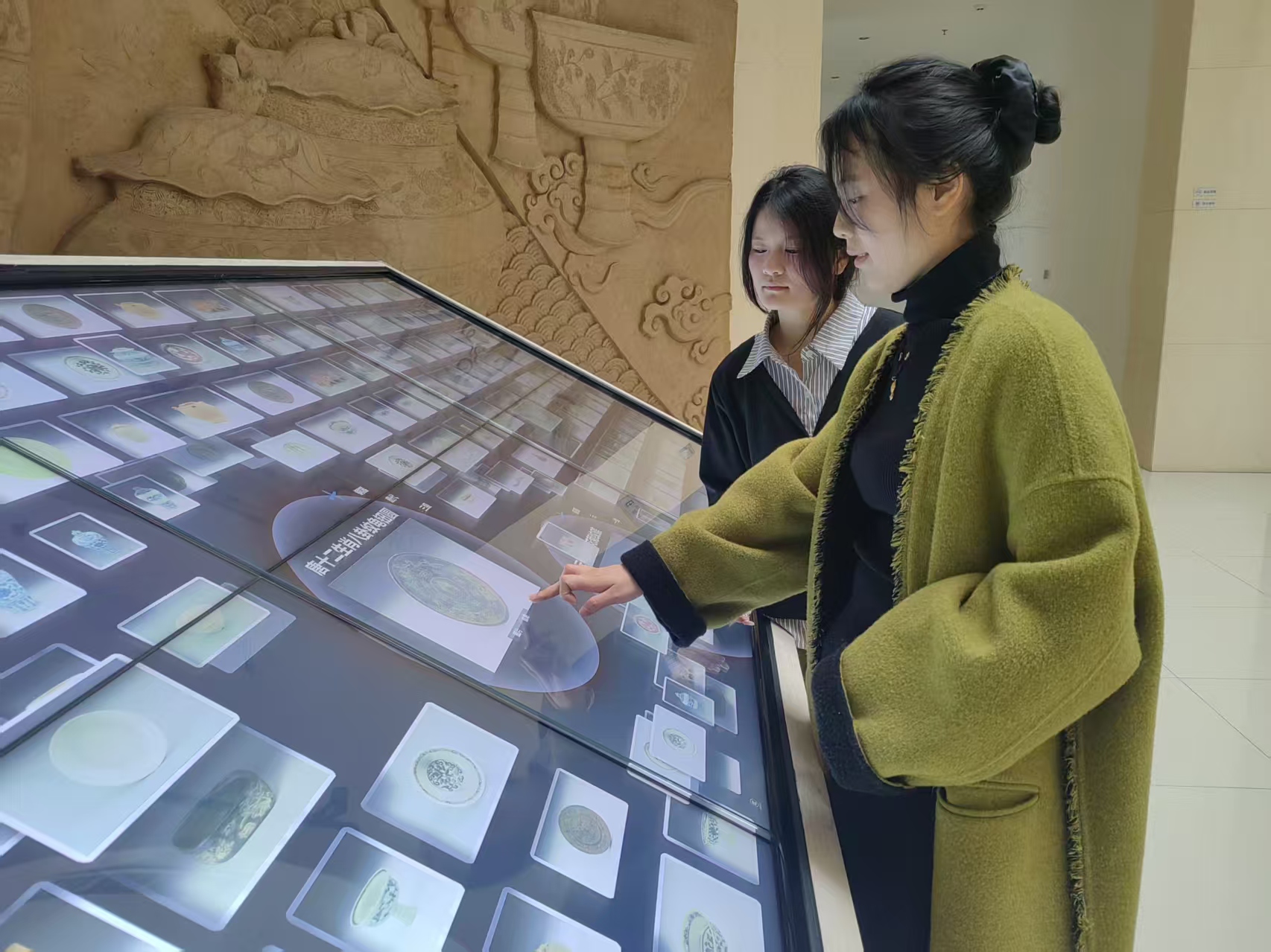 觀眾通過數字互動大屏,全方位、多角度觀察文物細節。人民網記者 時雨攝
