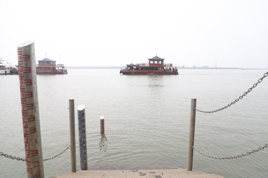 鄱阳湖水位今年首次突破10米低枯水位线。徐会刚摄