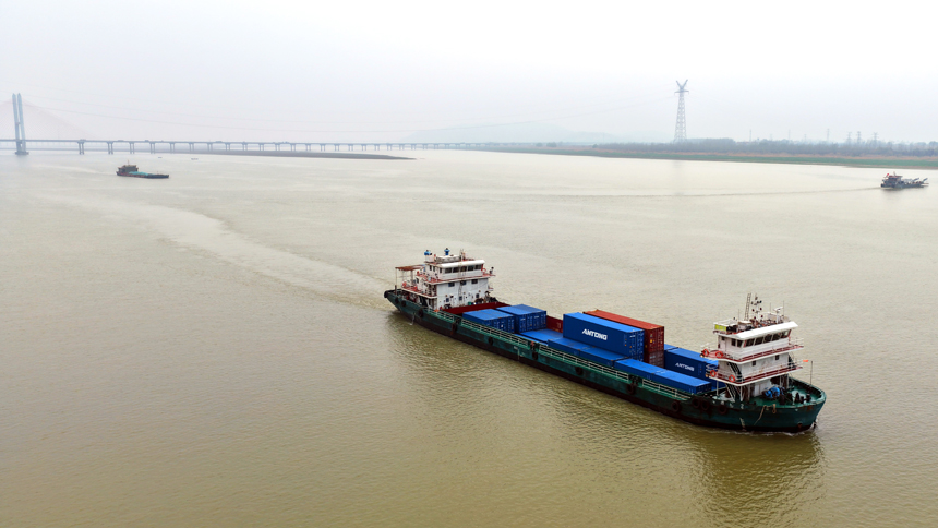 鄱阳湖水位的上涨给航运带来利好。徐会刚摄