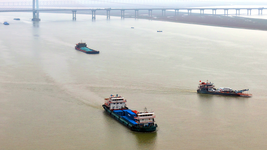 鄱阳湖水位的上涨给航运带来利好。徐会刚摄