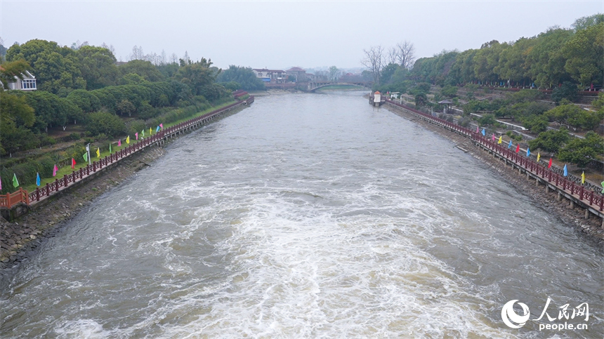赣抚平原灌区2026年春灌开闸。人民网 孔文进摄