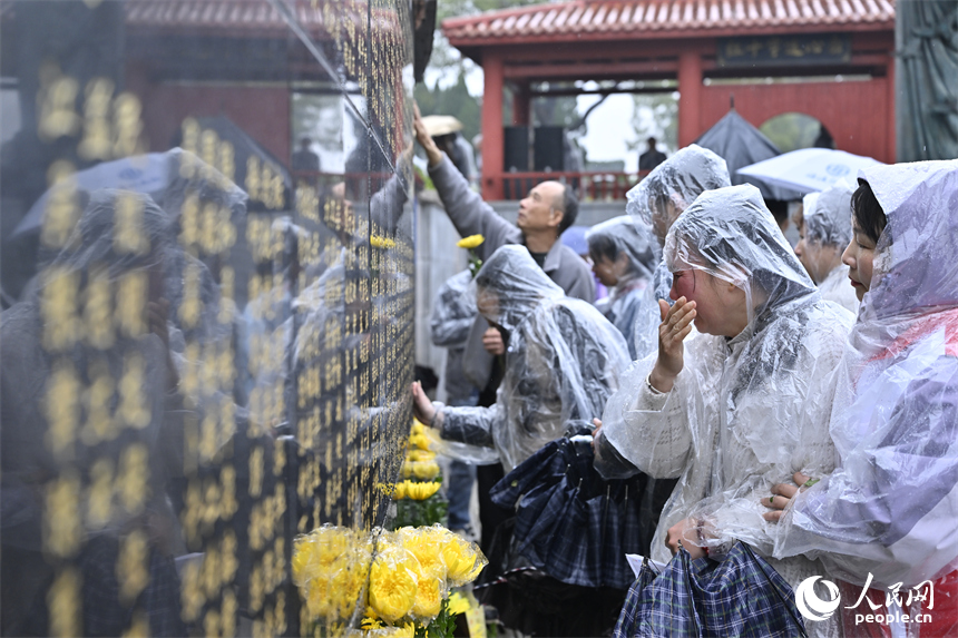 缅怀追思现场，家属难掩悲恸。人民网记者 时雨摄