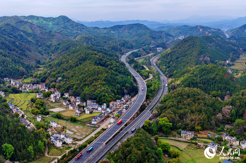 四车道改八车道后的大广高速公路如同银龙蜿蜒穿梭于崇山峻岭间。人民网记者 朱海鹏摄