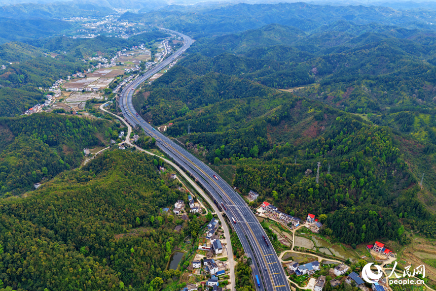四车道改八车道后的大广高速公路如同银龙蜿蜒穿梭于崇山峻岭间。人民网记者 朱海鹏摄