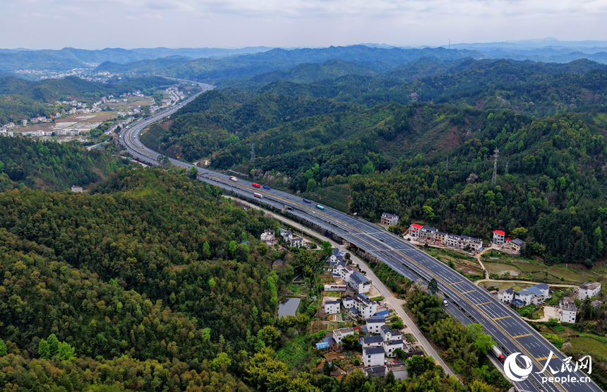 四车道改八车道后的大广高速公路如同银龙蜿蜒穿梭于崇山峻岭间。人民网记者 朱海鹏摄