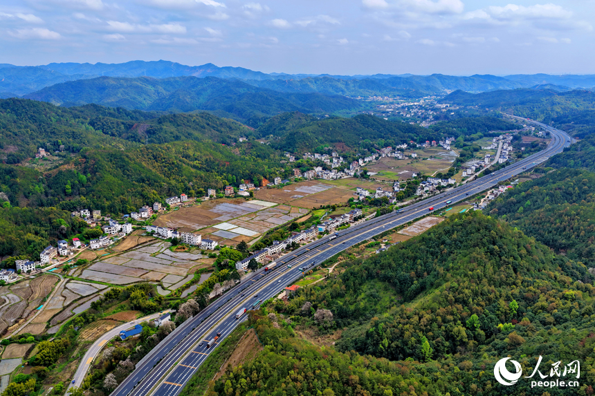 四车道改八车道后的大广高速公路如同银龙蜿蜒穿梭于崇山峻岭间。人民网记者 朱海鹏摄