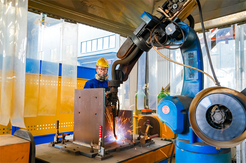 江西省抚州市临川区的中铁十一局集团新材料科技有限公司抚州工业分公司内，工人在观察智能设备作业。郭昊摄