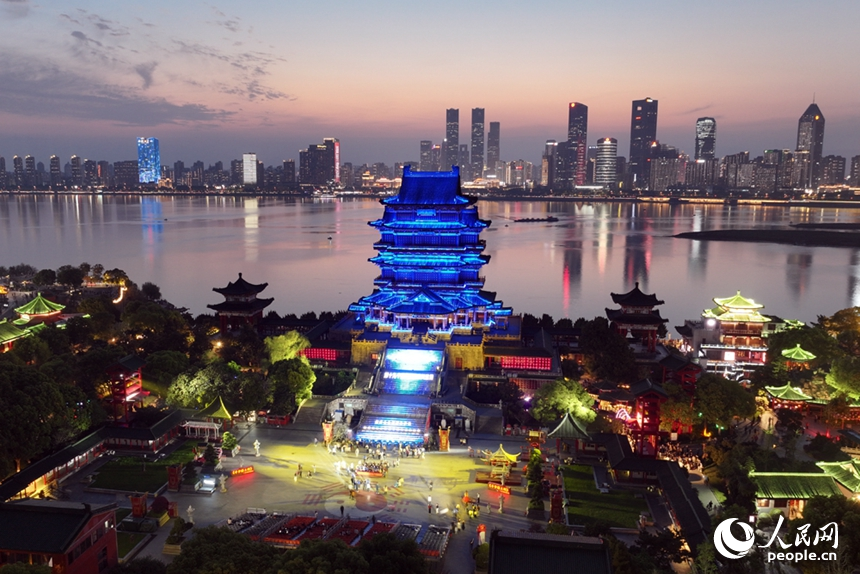 1日晚，滕王阁亮起蓝色灯光，呼吁社会各界关注孤独症群体。人民网记者 时雨摄
