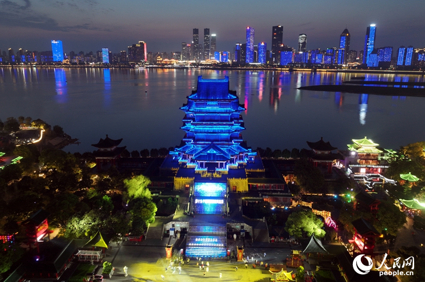 1日晚，南昌赣江“一江两岸”灯光秀点亮“蓝灯行动”。人民网记者 时雨摄