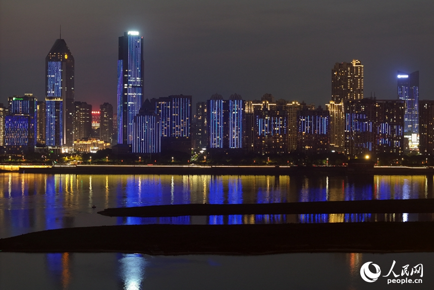 1日晚，南昌赣江“一江两岸”灯光秀点亮“蓝灯行动”。人民网记者 时雨摄
