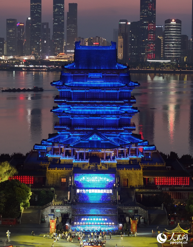 1日晚，滕王阁亮起蓝色灯光，呼吁社会各界关注孤独症群体。人民网记者 时雨摄