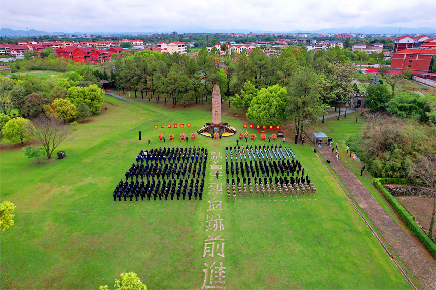 瑞金市叶坪革命旧址群红军广场，当地党员干部、公安民警、学校师生代表在烈士纪念塔前默哀缅怀。杨鑫摄