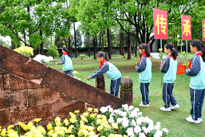 瑞金市叶坪革命旧址群红军广场，学生代表在烈士纪念塔前敬献鲜花。杨鑫摄