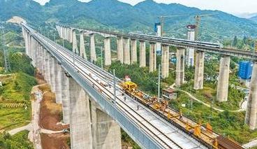 渝萬高鐵啟動鋪軌