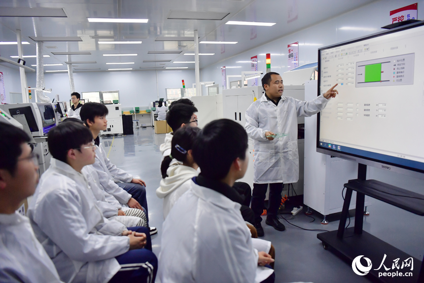 宜豐中等職業學校實訓基地內，老師正在給學生上理論課。人民網記者 時雨攝