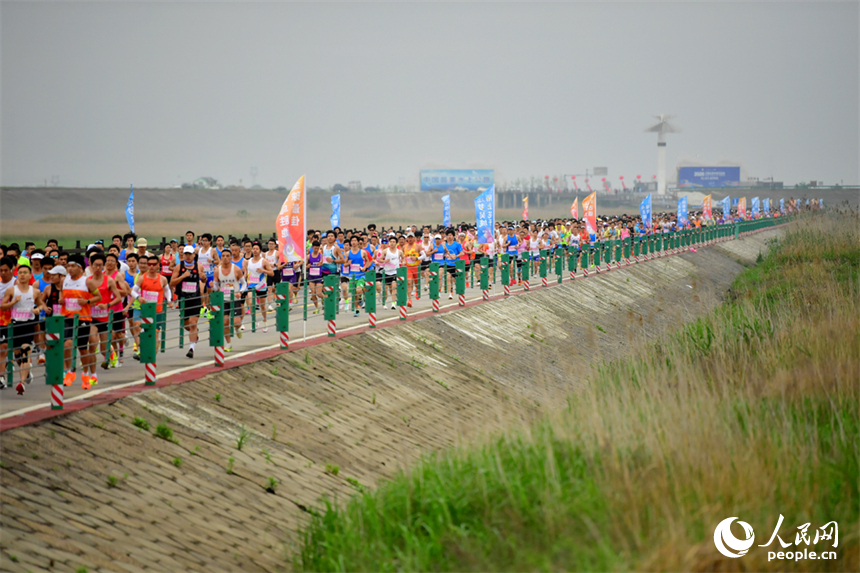 跑友们奔跑在被誉为“中国最美水上公路”的永吴公路赛道上。人民网记者 时雨摄