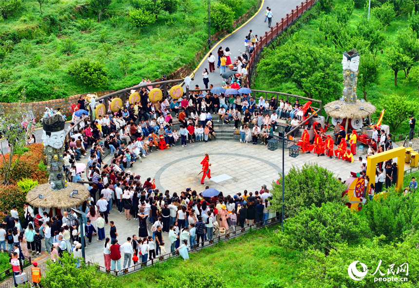 抚州市南丰县琴城镇水南村，许多游客前来参加“桔园游桔花香——醉美南丰游园会”活动，共赏春日美景，感受国潮文化的独特魅力。人民网记者 朱海鹏摄
