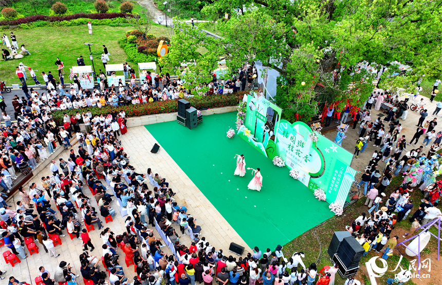 抚州市南丰县琴城镇水南村，许多游客前来参加“桔园游桔花香——醉美南丰游园会”活动，共赏春日美景，感受国潮文化的独特魅力。人民网记者 朱海鹏摄
