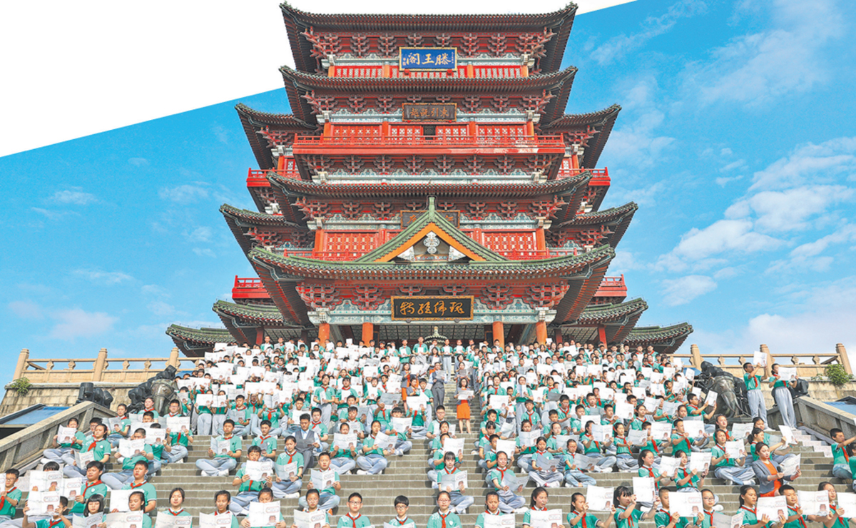 南昌市邮政路小学教育集团400余名师生齐聚滕王阁，诵读传世名作《滕王阁序》。
