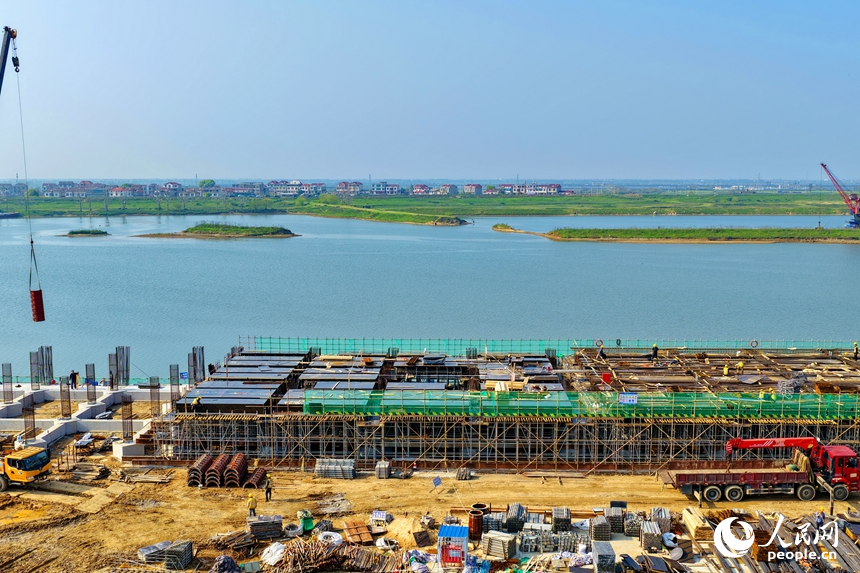 南昌高新区昌东镇下尾村，工人在建设南昌港昌东港区下尾万家作业区码头。人民网记者 朱海鹏摄
