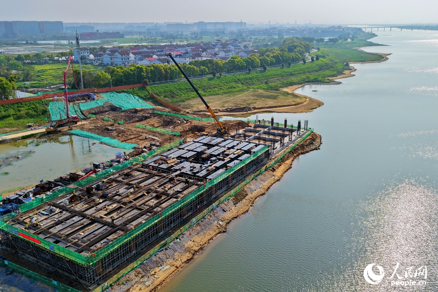 南昌高新区昌东镇下尾村，工人在建设南昌港昌东港区下尾万家作业区码头。人民网记者 朱海鹏摄