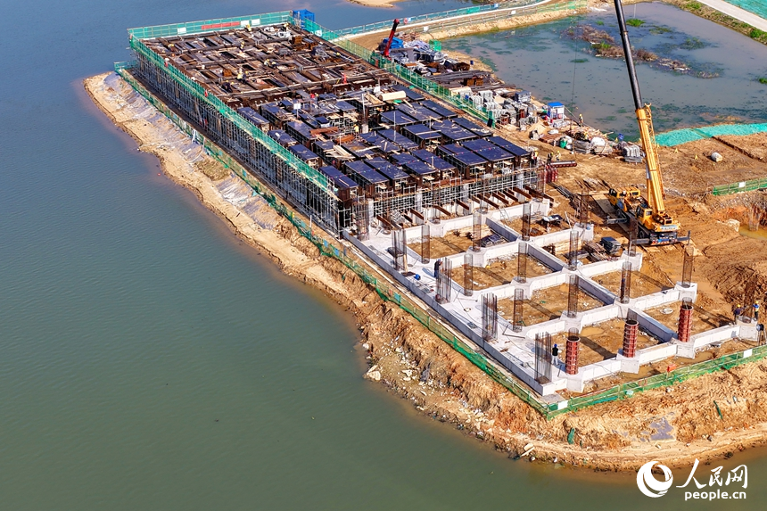 南昌高新区昌东镇下尾村，工人在建设南昌港昌东港区下尾万家作业区码头。人民网记者 朱海鹏摄