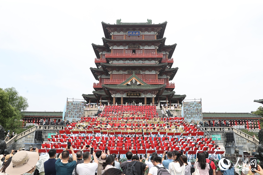 學子們身著傳統服飾，誦讀《滕王閣序》和《正氣歌》。人民網記者 時雨攝