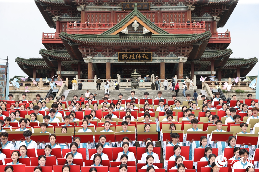 学子们身着传统服饰，诵读《滕王阁序》和《正气歌》。人民网记者 时雨摄