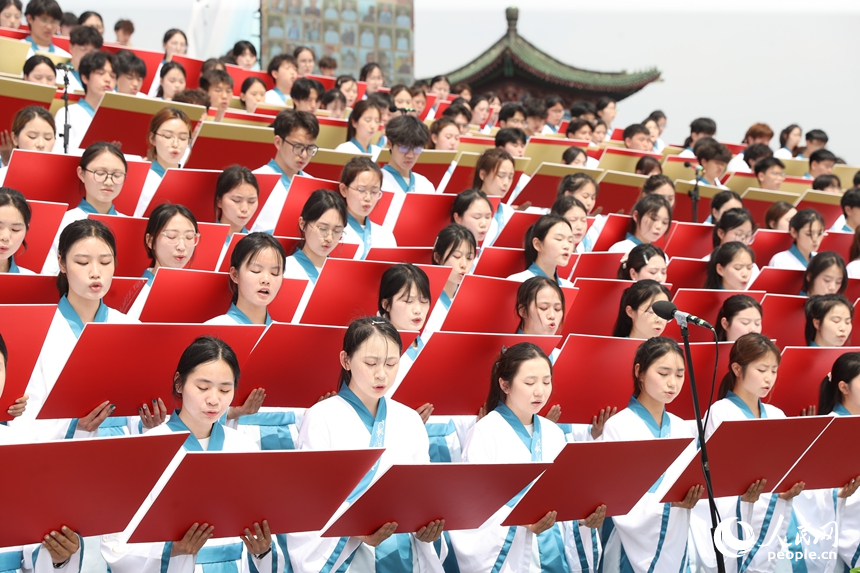 学子们身着传统服饰，诵读《滕王阁序》和《正气歌》。人民网记者 时雨摄