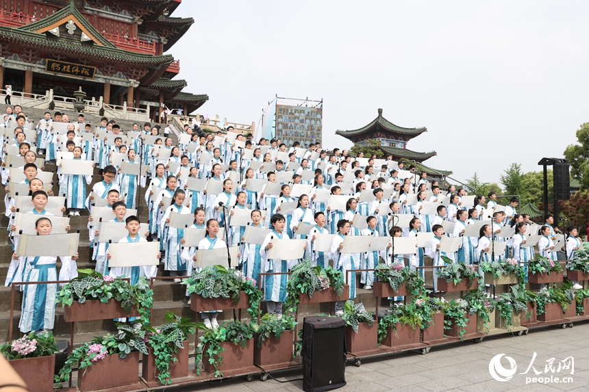 學子們身著傳統服飾，誦讀《滕王閣序》和《正氣歌》。人民網記者 時雨攝