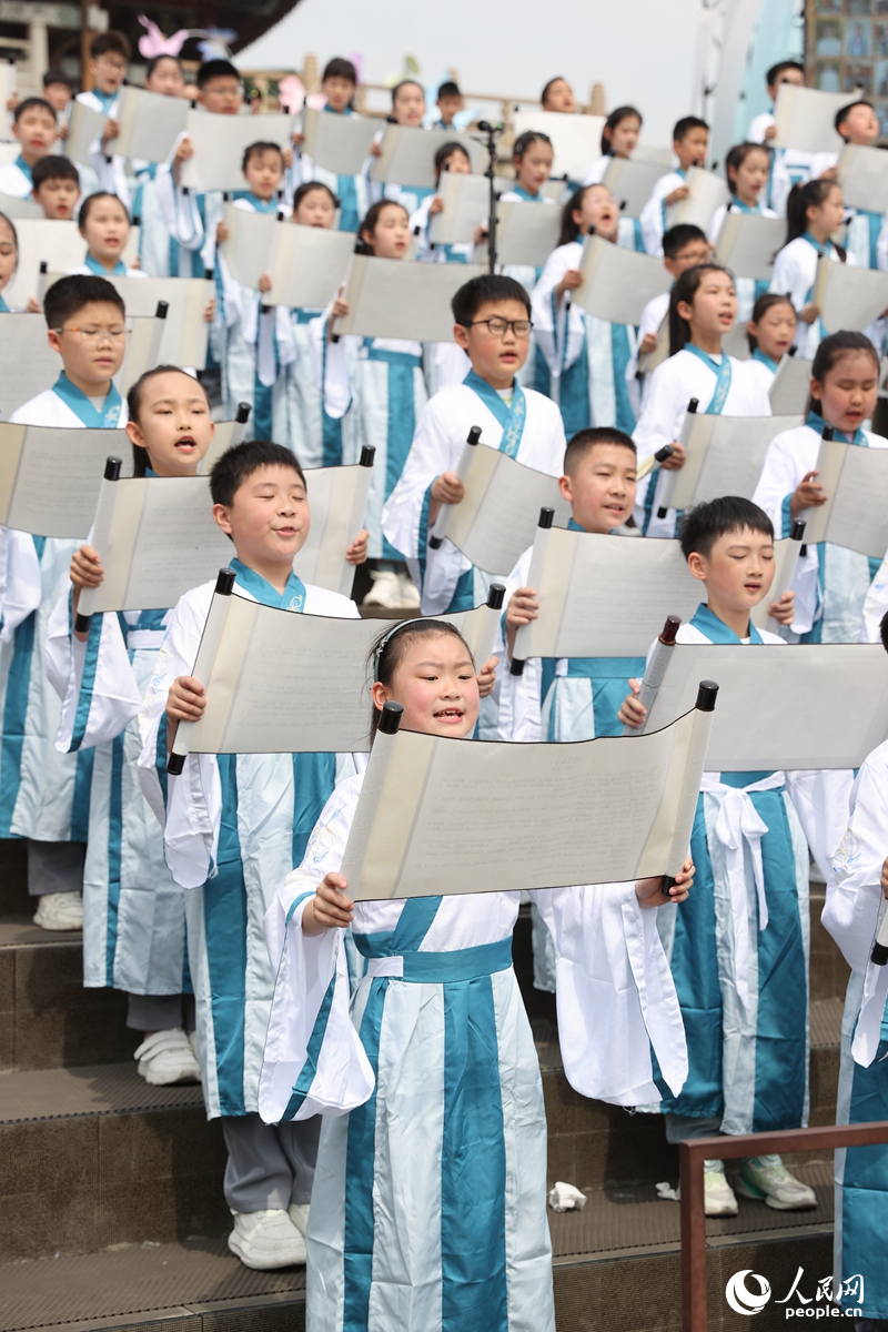 學子們身著傳統服飾，誦讀《滕王閣序》和《正氣歌》。人民網記者 時雨攝