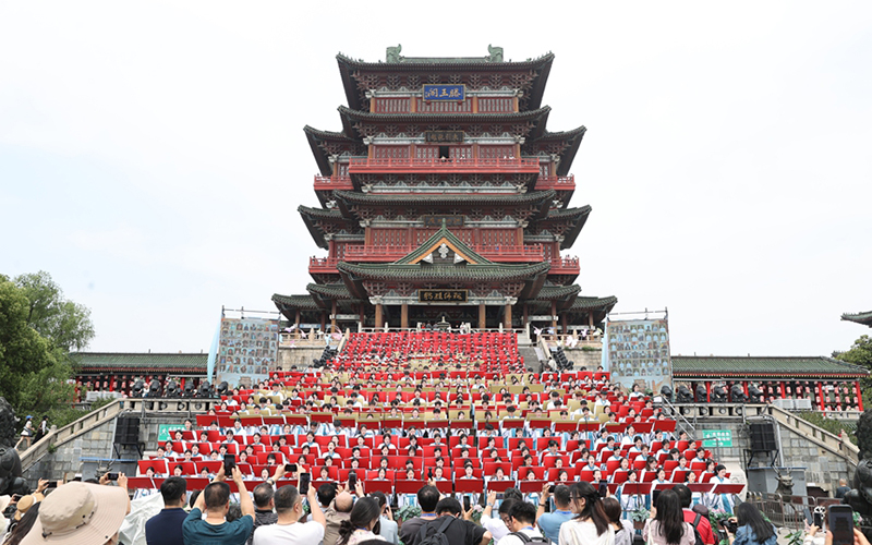 江西南昌：学子相聚滕王阁 齐诵古文名篇