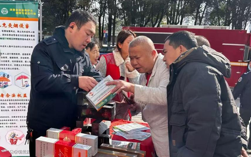 工作人员在集市讲解真假卷烟鉴别技巧。黄晓斌摄