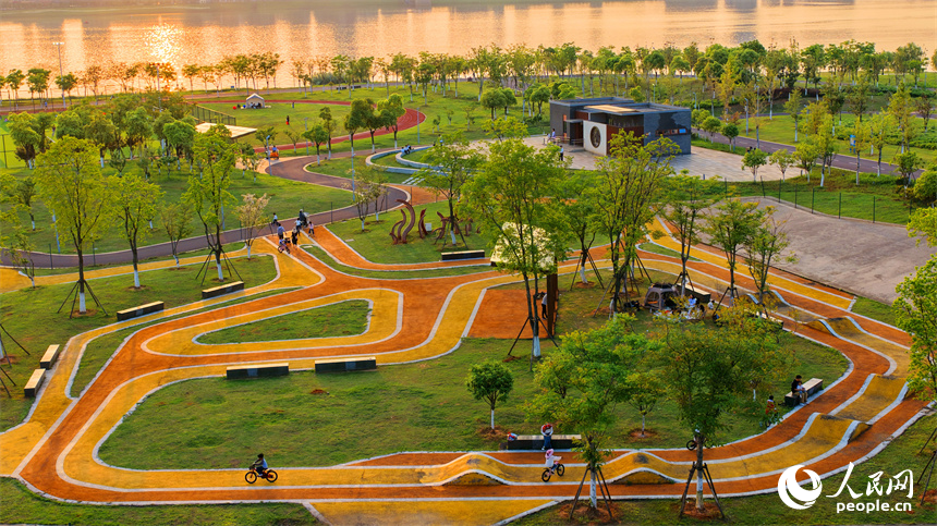 南昌市南昌縣象湖濱江江灘公園內春意盎然，許多市民前來運動休閑。人民網記者 朱海鵬攝