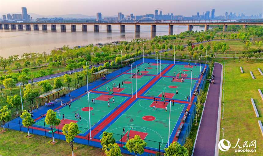 南昌市南昌县象湖滨江江滩公园内春意盎然，许多市民前来运动休闲。人民网记者 朱海鹏摄