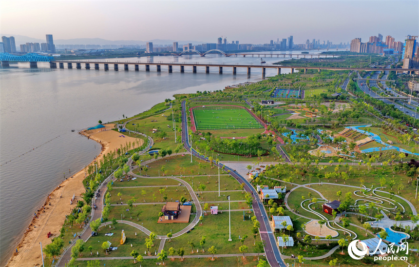 南昌市南昌县象湖滨江江滩公园内春意盎然，许多市民前来运动休闲。人民网记者 朱海鹏摄