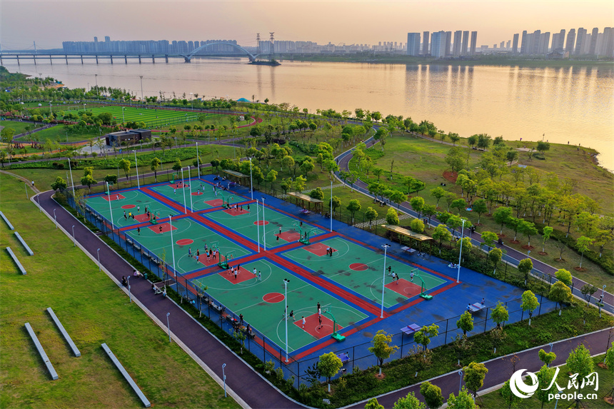 南昌市南昌县象湖滨江江滩公园内春意盎然，许多市民前来运动休闲。人民网记者 朱海鹏摄