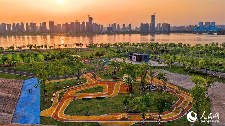 南昌市南昌县象湖滨江江滩公园内春意盎然，许多市民前来运动休闲。人民网记者 朱海鹏摄