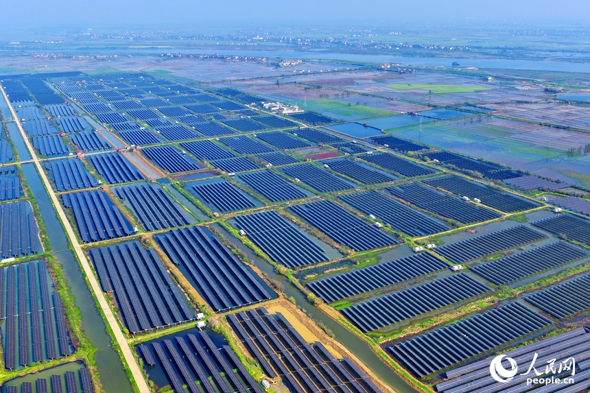 南昌县绿川新能源有限公司，连片分布的光伏发电板与田园、村庄相映成景。人民网记者 朱海鹏摄