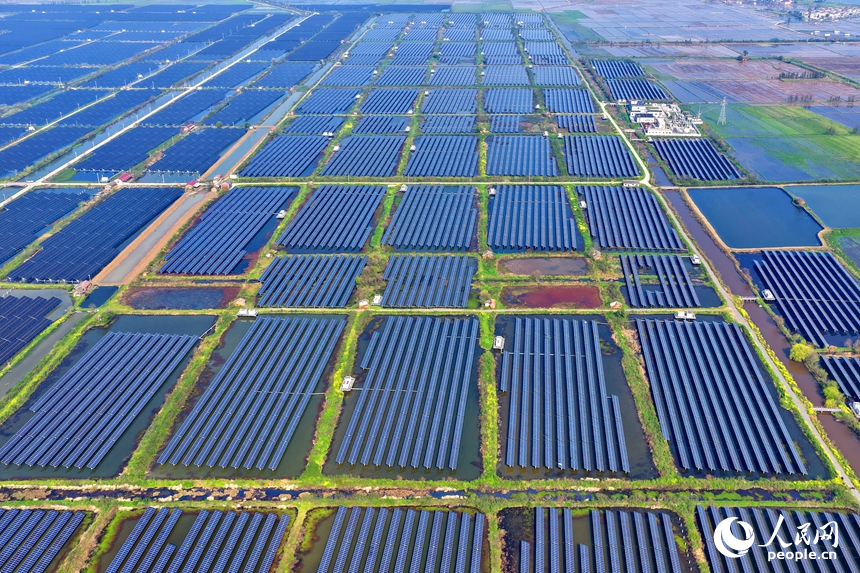 南昌縣綠川新能源有限公司，連片分布的光伏發電板與田園、村庄相映成景。人民網記者 朱海鵬攝