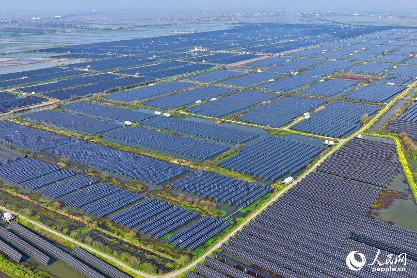 南昌縣綠川新能源有限公司，連片分布的光伏發電板與田園、村庄相映成景。人民網記者 朱海鵬攝