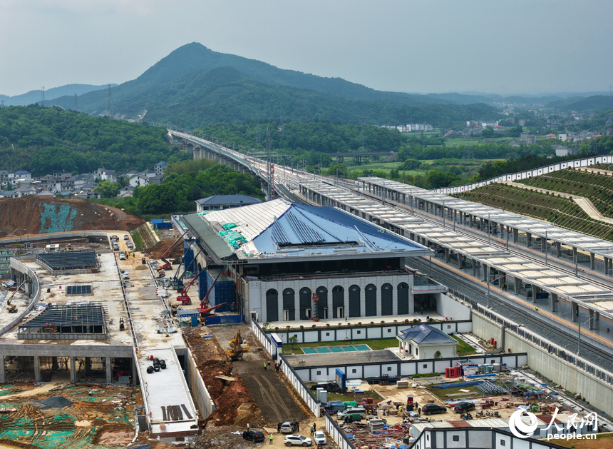 4月25日，昌九高铁庐山南站正在加紧施工。人民网记者 毛思远摄